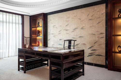 a dressing table in a room with a fish wall at Sheraton Changzhou Wujin Hotel in Changzhou