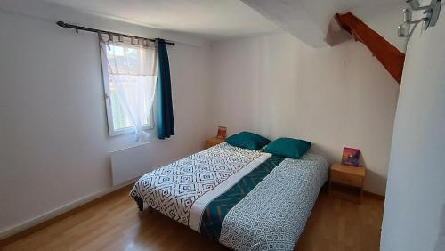 a bedroom with a bed and a window at Appartement T2 - Centre Rians - Calme - Lumineux in Rians