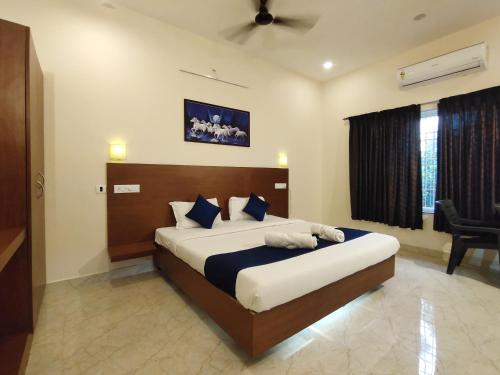 - une chambre avec un grand lit dans l'établissement PV Resort - Auro Beach, à Auroville