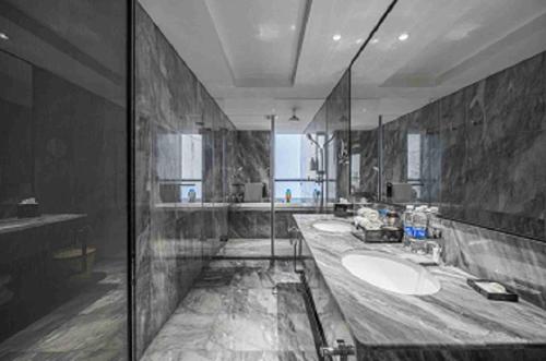ein großes Bad mit einem Waschbecken und einer Badewanne in der Unterkunft Courtyard by Marriott Nanchang in Nanchang