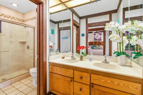 a bathroom with two sinks and a shower at KP41 1Br Poipu Condo with AC, Steps to the Beach in Koloa