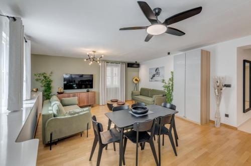 uma sala de estar com uma mesa e uma ventoinha de tecto em 385 Luxury Suites em Split