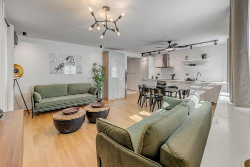 uma sala de estar com um sofá e uma mesa em 385 Luxury Suites em Split