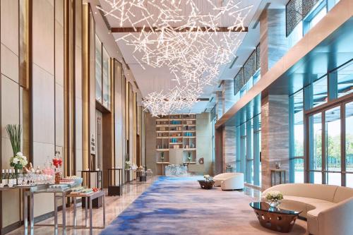 a rendering of a lobby with chairs and tables at Hangzhou Marriott Hotel Qianjiang in Hangzhou