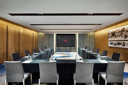 a conference room with a long table and chairs at Hangzhou Marriott Hotel Qianjiang in Hangzhou