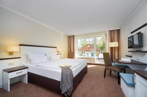 a hotel room with a large bed and a window at Strandpalais Luise von Preussen - Nebenhaus vom Strandhotel Preussenhof in Zinnowitz