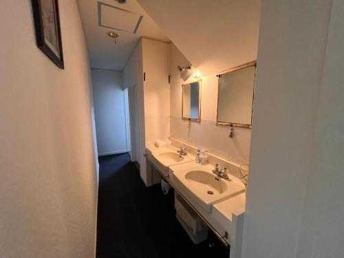 a bathroom with two sinks and a mirror at TaoTechHOUSE in Hakuba
