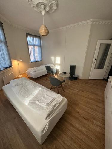 1 dormitorio con cama, escritorio y silla en Center apartments, en Oslo