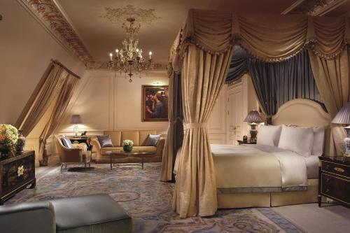 um quarto com uma cama grande e um lustre em The Ritz-Carlton, Tianjin em Tianjin
