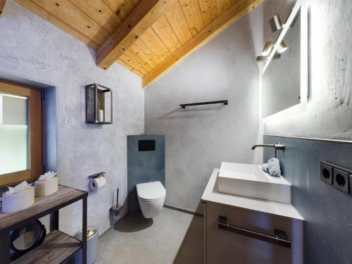 ガルミッシュ・パルテンキルヒェンにあるHoamat 7のバスルーム(白い洗面台、トイレ付)