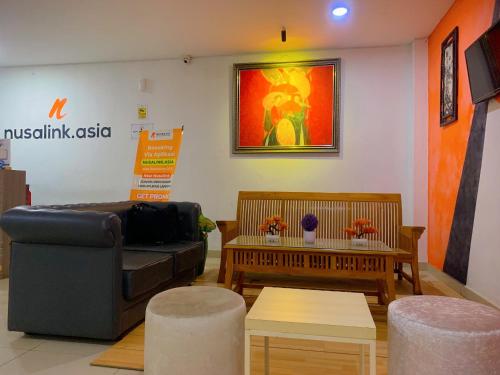 uma sala de estar com um sofá e uma mesa de centro em Residence Tanjung Pakuan em Bogor
