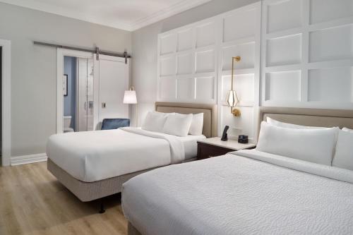 紐奧良的住宿－新奧爾良法國區/伊貝維爾萬怡酒店，酒店客房,配有两张床和椅子