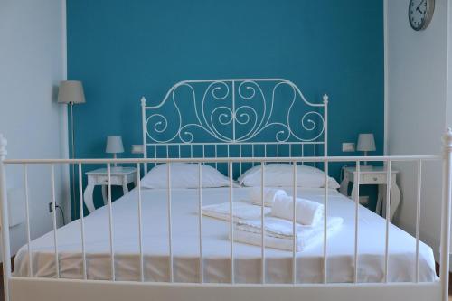 um quarto com uma cama com uma parede azul em Lovely Navigli Studio with balcony - Via Carlo torre em Milão