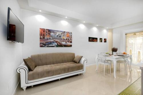 ein Wohnzimmer mit einem Sofa und einem Tisch in der Unterkunft Ludovisi Barberini Grand Apartment in Rom