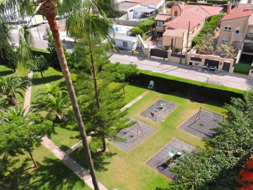 uma vista aérea de um parque com uma palmeira em doree 224 em Cambrils