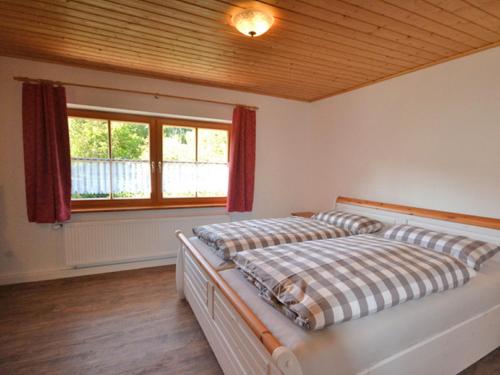 a bedroom with two beds and a window at Holzhammer Hof in Bayerbach