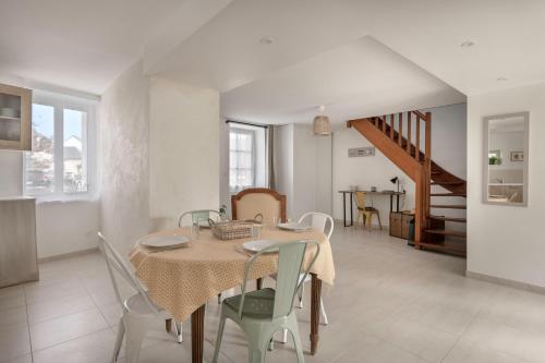 une cuisine et une salle à manger avec une table et des chaises dans l'établissement Maison cosy à 100m du Golfe du Morbihan, à Saint-Armel