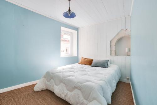 ein Schlafzimmer mit einem großen weißen Bett in einem Zimmer in der Unterkunft Douce escapade sur l ile de Re avec Hoomy in La Flotte