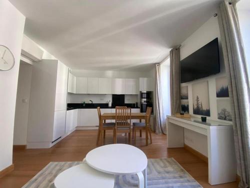 une cuisine et une salle à manger avec une table et des chaises dans l'établissement PACA01, à Nice