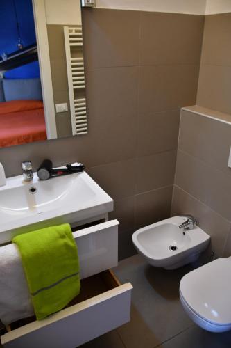 bagno con lavandino, servizi igienici e specchio di Smile accomodation Winter time ad Aosta