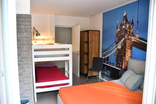 una camera con letto a castello e un murale sul ponte a torre di Smile accomodation Winter time ad Aosta
