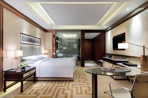 Habitación de hotel con cama y escritorio en Changzhou Marriott Hotel, en Changzhou