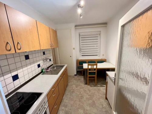 eine kleine Küche mit einem Tisch und einem Esszimmer in der Unterkunft Wohnung Nähe LKH und der Med Uni in Graz