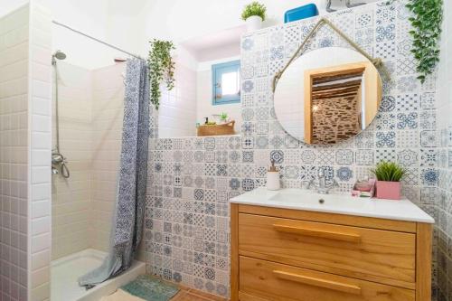 ein Bad mit einem Waschbecken, einer Dusche und einem Spiegel in der Unterkunft Paraje la Suerte Cortijo la Suerte in Adra