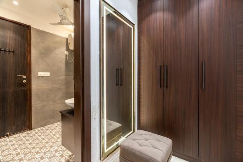 Ένα μπάνιο στο Homlee-Heaven in Hills 1BHK-Parking-Lift-Tapovan