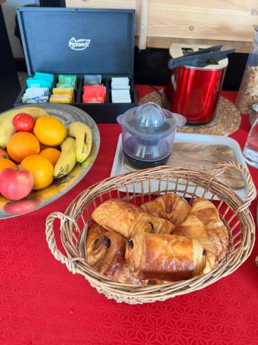 une table recouverte d'une corbeille de pain et de fruits dans l'établissement La côte des Blancs - Domaine viticole & maison d'hôtes, à Vinzelles