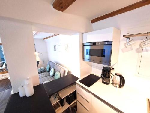 cocina con fregadero y fogones horno superior en Altstadt Apartment Kempten, en Kempten