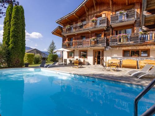 una casa con piscina frente a ella en Chalet Philibert, en Morzine