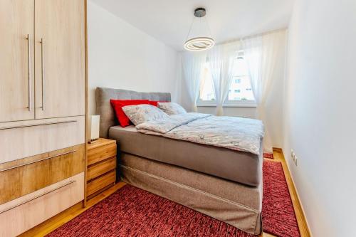 um pequeno quarto com uma cama e uma cómoda em Apartment Saga With Terrace And Parking - Happy Rentals em Zagreb