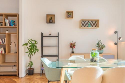 une salle à manger avec une table et des chaises en verre dans l'établissement 3 bedroom house with garden, near Lille, à La Madeleine