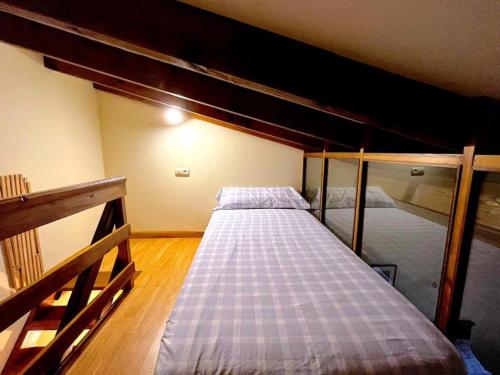 1 Schlafzimmer mit 2 Etagenbetten in einem Zimmer in der Unterkunft Casa G. Mirador de las Ubiñas in Ríospaso