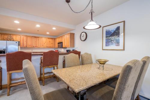 uma cozinha e sala de jantar com mesa e cadeiras em Bear Creek Lodge 109A condo em Telluride