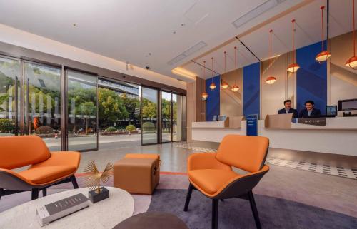 Posezení v ubytování Holiday Inn Express Shanghai Hongqiao Linkong by IHG
