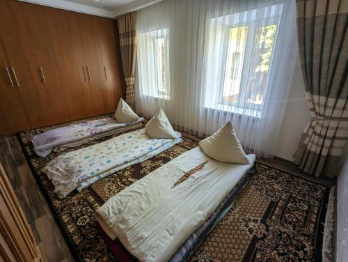 מיטה או מיטות בחדר ב-Rice House Near Uzgen