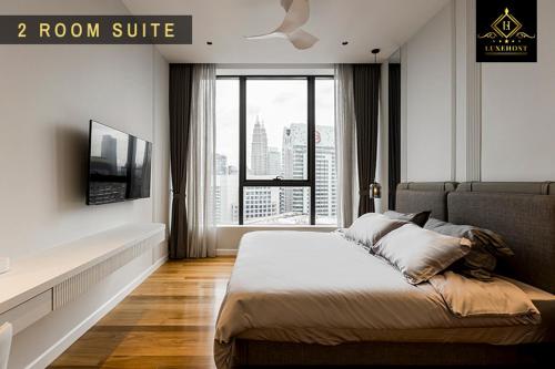 um quarto com uma cama e uma grande janela em Bukit Bintang Brand new luxury skypool by LuxeHost em Kuala Lumpur