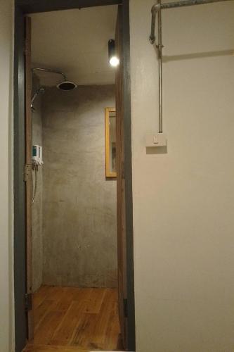 Un baño de ORA Hostel Bangkok