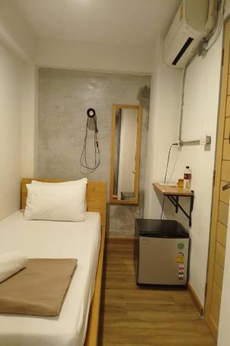 Una cama o camas en una habitación de ORA Hostel Bangkok