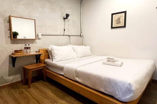 Una cama o camas en una habitación de ORA Hostel Bangkok