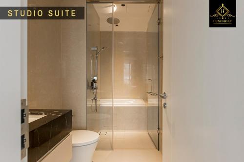 uma casa de banho com um chuveiro, um WC e uma banheira em Bukit Bintang Brand new luxury skypool by LuxeHost em Kuala Lumpur