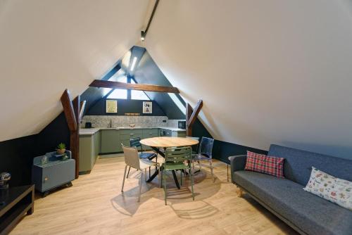 ein Wohnzimmer mit einem Tisch und einem Sofa in der Unterkunft Alsace Gîte 3 étoiles "Coeur de Cigogne" - 15mn Strasbourg Obernai - Clim Wifi Parking gratuit in Hangenbieten