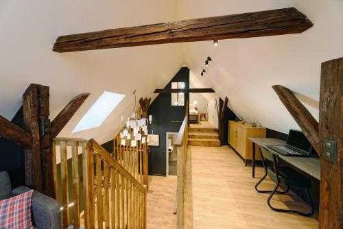 - un couloir avec des poutres en bois et une croix sur le mur dans l'établissement Alsace Gîte 3 étoiles 