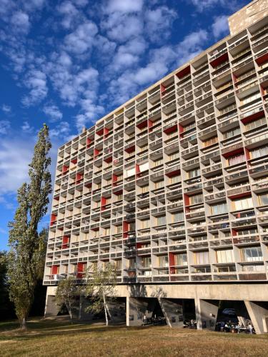 duży budynek apartamentowy z balkonami po stronie w obiekcie Le Corbusier Expérience w mieście Firminy