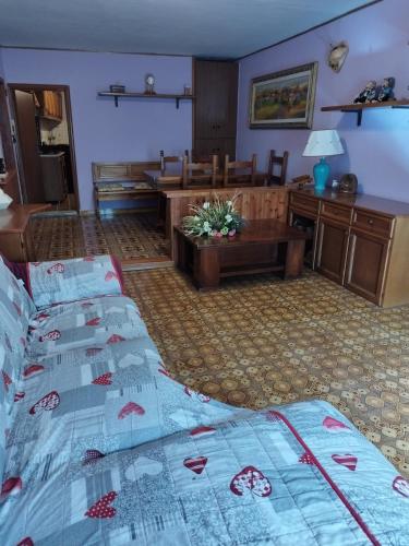 ein Wohnzimmer mit 2 Betten und einem Schreibtisch in der Unterkunft La Casa nel Borgo in Piancastagnaio