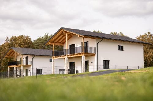Poppendorf im BurgenlandにあるSonnendörflの黒屋根白屋根