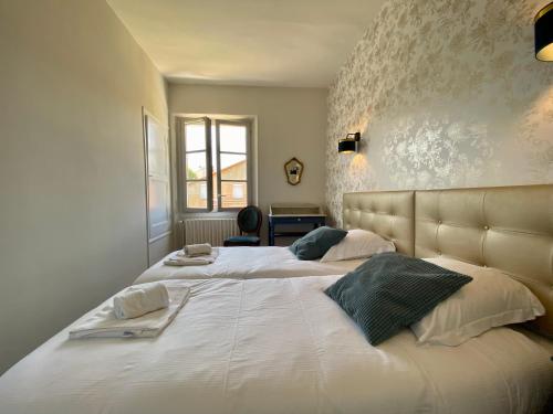 Cette chambre comprend un grand lit blanc et une fenêtre. dans l'établissement Le LOUIS 16 - Maison avec jardin, à Valence
