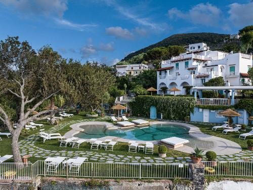ein Resort mit einem Pool, Tischen und Stühlen in der Unterkunft Hotel Continental Mare in Ischia